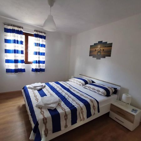 Kuca Za Odmor Obitelji Pedisic Villa Banj Exterior photo